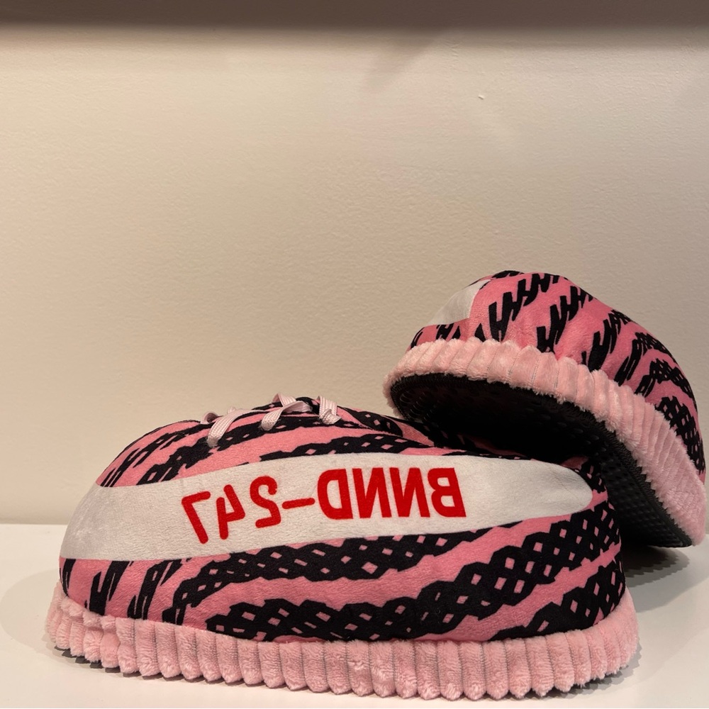 Oversized plush Unisex slippers !
Fit 36-45